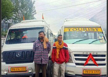 एक ही नम्बर प्लेट के दो टैम्पो चालक करा रहे थे यात्रियों को यात्रा,पुलिस ने दबोचा।