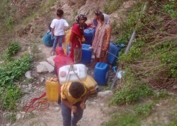 तल्लानागपुर क्षेत्र के बोरा गांव में गहराया पानी का संकट,ग्रामीण अन्यत्र जगह से पानी लाने को मजबूर