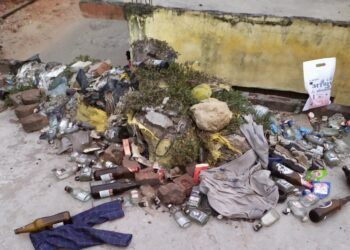 नगरपालिका की बिल्डिंग में नशेड़ियों का बना अड्डा, खुलेआम चारों तरफ गंदगी का लगा ढेर