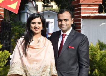 वर्ल्ड इंटरनेशनल प्रतियोगिता में रुद्रप्रयाग डीएम मयूर दीक्षित की पत्नी प्रज्ञा दीक्षित ने बतौर फाइनलिस्ट किया प्रतिभाग, हुईं सम्मानित