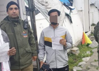 केदारनाथ में हुक्का पीते राजस्थान के दो युवकों का पुलिस ने काटा चालान