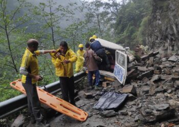 मलबे की चपेट में आया यात्रियों का वाहन,एक महिला की मौके पर मौत,3 यात्री गम्भीर घायल