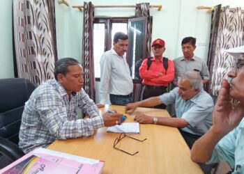 जून के महीने में पानी का संकट, जलसंस्थान कार्यालय में ग्रामीणों ने जताया आक्रोश