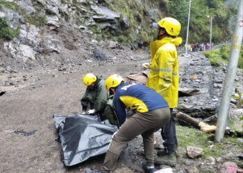 यात्रियों के ऊपर गिरे पहाड़ी से पत्थर,एक व्यक्ति की मौत,तीन व्यक्ति घायल