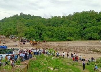 धनगढ़ी नाले के उफान पर आने से नाले में गई कार