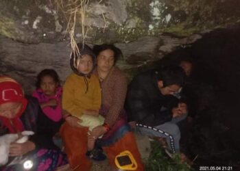 जुगजू गांव के मकानों पर गिर रहे पत्थरों से ग्रामीण भयभीत