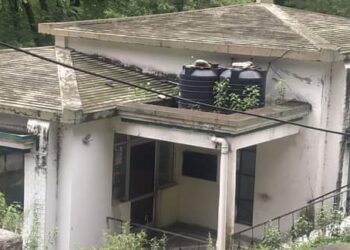 आदिबद्री का पर्यटक सूचना केंद्र ठप पड़ने से परिसर में जमी घास