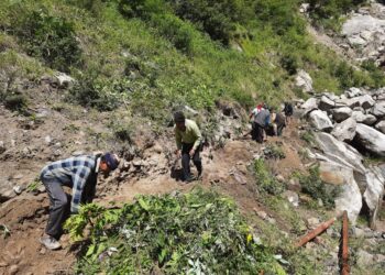 जिला योजना के अंतर्गत अधूरे कार्य  होने से जुम्मा गाँव के ग्रामीणों की खेती-बाड़ी पर छाया संकट