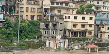 जनपद में जारी बारिश से अलकनंदा और मंदाकिनी नदी का जलस्तर बढ़ा