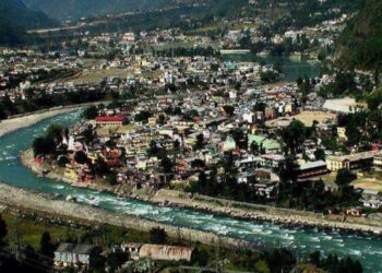 मोरी में एक पुलिया के सहारे पांच गांवों की आवाजाही