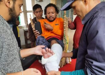 फूलों की घाटी में पैर फिसलने से खाई में गिरे पर्यटक को चमोली पुलिस ने बचाया