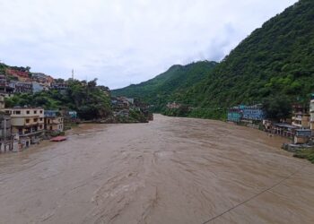 पहाड़ी इलाकों में बारिश का दौर जारी,खतरे के निशान से ऊपर बह रही मुख्यालय स्थित नदियां,नदी किनारे बसे लोगों को किया गया सचेत