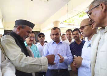 चार सूत्रीय मांगों को लेकर ठेकेदार संघ से जुड़े ठेकेदारों ने कलक्ट्रेट में किया प्रदर्शन,जिलाधिकारी के माध्यम से मुख्यमंत्री को भेजा ज्ञापन