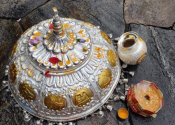 ओंकारेश्वर मन्दिर ऊखीमठ में भेंट किया चांदी का छत्र