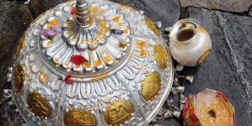 ओंकारेश्वर मन्दिर ऊखीमठ में भेंट किया चांदी का छत्र