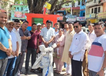 पौड़ी एसडीएम की अभद्रता पर कांग्रेसियों ने मुख्यालय में फूंका पुतला