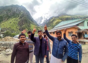 भर्ती घोटाले की सीबीआई जांच की मांग को लेकर उत्तराखंड क्रांति दल का बद्रीनाथ में प्रदर्शन