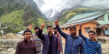 भर्ती घोटाले की सीबीआई जांच की मांग को लेकर उत्तराखंड क्रांति दल का बद्रीनाथ में प्रदर्शन