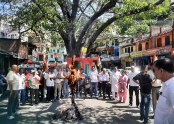 भर्ती घोटालों के विरोध में रुद्रप्रयाग कॉंग्रेस ने प्रदेश सरकार का फूंका पुतला