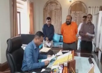 एसडीएम पौड़ी व कॉंग्रेस नेता के बीच हुए विवाद में अब तहसील कर्मचारियों ने डीएम पौड़ी को दिया कार्य बहिष्कार का अल्टीमेटम