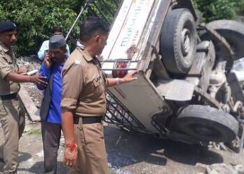 ब्रेक फेल होने पर लोडर खाई में गिरा,8 घायल,3 गंभीर घायल