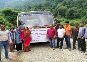 स्यूणी तल्ली गांव पहुचीं बस, ग्रामीणों ने जताई खुशी