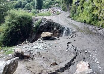 दुर्घटनाओं को न्यौता दे रहा मोरी-सांकरी मोटरमार्ग