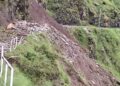 थल-मुनस्यारी सड़क पहाड़ी दरकने से बंद
