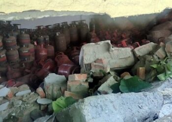 जारी बारिश से गैस एजेंसी के गोदाम की दीवार ढही