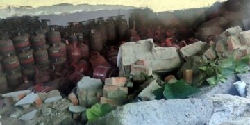 जारी बारिश से गैस एजेंसी के गोदाम की दीवार ढही