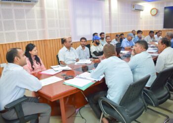 रेलवे प्रभावित गांवों की हर समस्या का जल्द करें समाधान: डीएम