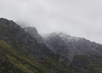 बद्रीनाथ की पहाड़ियों में हुआ मौसम का पहला हिमपात