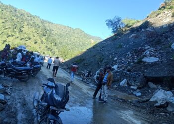 हेलगूगाड़ के पास बंद गंगोत्री हाईवे खुला,यात्रियों को मिली राहत