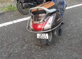 स्कूटी के अनियंत्रित होने से दो की मौत