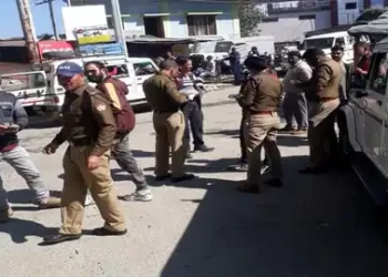 ओवरलोडिंग पर दो बसों के चालन