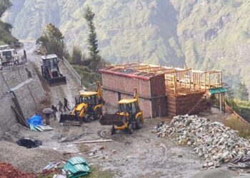 हाकम के गुरुर पर चला बुलडोजर,अवैध सम्पति को ध्वस्त करने की कार्रवाई शुरू