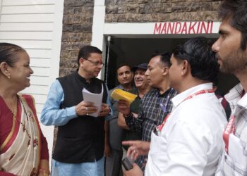 मंदिर समिति अध्यक्ष के खिलाफ पत्रकारों ने सीएम से की मुलाकात, विभिन्न संगठनों से जुड़े पत्रकारों ने सीएम से की मुलाकात, मंदिर समिति में हुई धांधलियों की होगी जांच: धामी