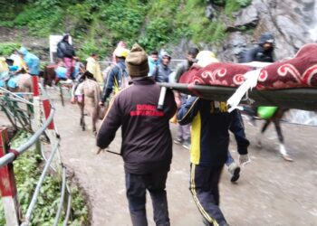 केदारनाथ पैदल मार्ग पर जंगलचट्टी के पास पहाड़ी से हुआ भूस्खलन,पत्थर और मलबा आने से एक घोड़ा संचालक की मौत,4 गम्भीर घायल