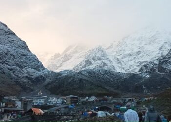 केदारनाथ धाम में शुरू हुआ बर्फबारी का दौर, उमड़ रही भक्तों की भीड़