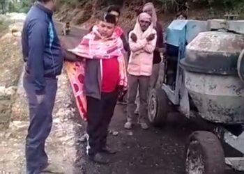 पांच दिनों से बंद पड़ा है गैड़-गड़गू मोटरमार्ग पर डामरीकरण का कार्य, ग्रामीणों ने मोटरमार्ग पर गुणवत्तापरक कार्य नहीं होने पर रूकवाया काम