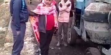 पांच दिनों से बंद पड़ा है गैड़-गड़गू मोटरमार्ग पर डामरीकरण का कार्य, ग्रामीणों ने मोटरमार्ग पर गुणवत्तापरक कार्य नहीं होने पर रूकवाया काम