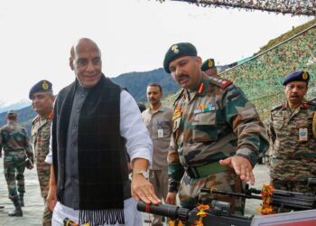 केन्द्रीय रक्षा मंत्री ने औली और माणा चौकी में सैनिकों से की मुलाकात