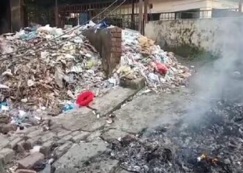 मेडिकल कॉलेज श्रीनगर में लगा कूड़े का अम्बार,लोगों की सेहत के साथ हो रहा खिलवाड़