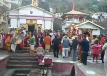 बाबा केदारनाथ की पंचमुखी चलविग्रह डोली पहुंची दूसरे पड़ाव गुप्तकाशी