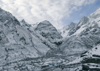 केदारनाथ की बर्फीली पहाड़ियों में फंसे 2 पर्यटक,एनडीआरएफ और एसडीआरएफ की टीम रेस्क्यू के लिए रवाना