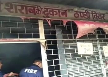 अंग्रेजी शराब की दुकान में लगी आग,आसपास के लोगो मे मचा हड़कंप
