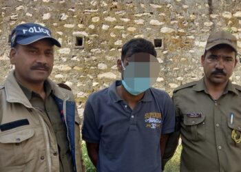 एटीएम बदलकर ठगी करने वाले आरोपी को पुलिस ने धर दबोचा महिला का एटीएम बदलकर आरोपी युवकों ने की थी 1 लाख 35 हजार की ठगी