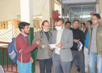 औचक निरीक्षण में डीएम को मिली कई विभागों में कमियां