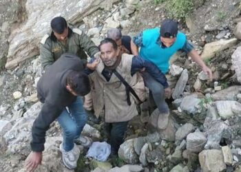 खाई में गिरे व्यक्ति को स्थानीय लोगों की मदद से पुलिस ने निकाला सुरक्षित, उपचार के लिए भेजा स्वास्थ्य केंद्र