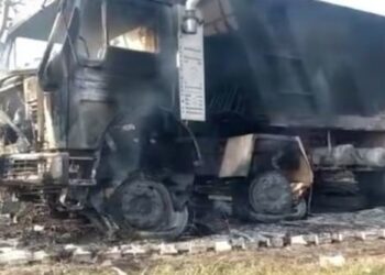 यहां डंपर में लगी आग, जिंदा जला चालक, परिचालक बुरी तरह झुलसा